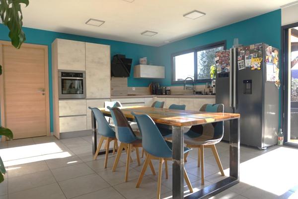 Maison récente de plein pied au calme en excellent état.