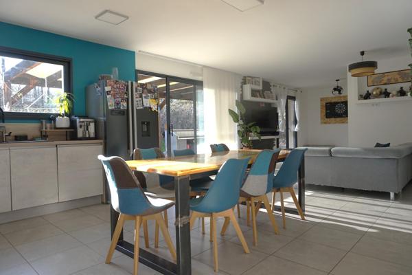 Maison récente de plein pied au calme en excellent état.