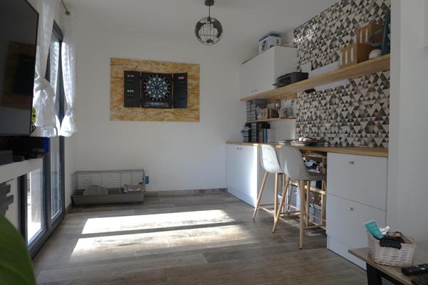 Maison récente de plein pied au calme en excellent état.