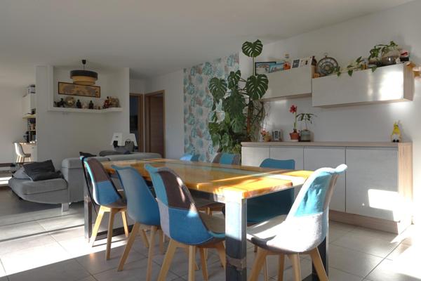 Maison récente de plein pied au calme en excellent état.