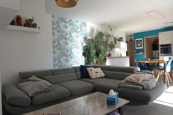 Maison récente de plein pied au calme en excellent état.