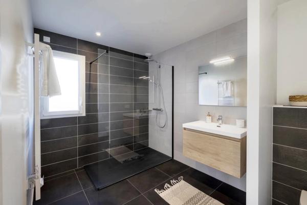 MAISON CONTEMPORAINE - 155 m² - SURZUR