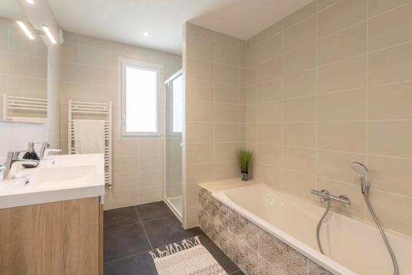 MAISON CONTEMPORAINE - 155 m² - SURZUR