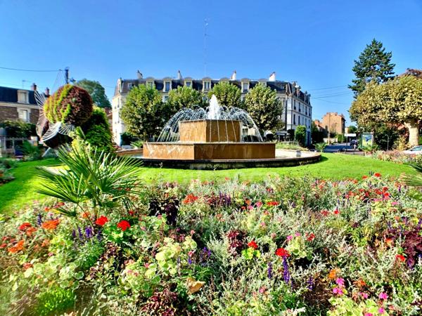 Dernier étage sans vis à vis, luminosité maximale : un 3 pièces idéal à deux pas des commodités !