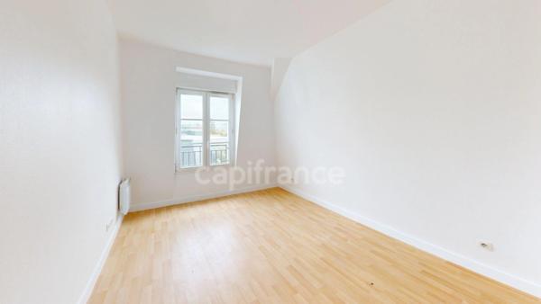 Dernier étage sans vis à vis, luminosité maximale : un 3 pièces idéal à deux pas des commodités !