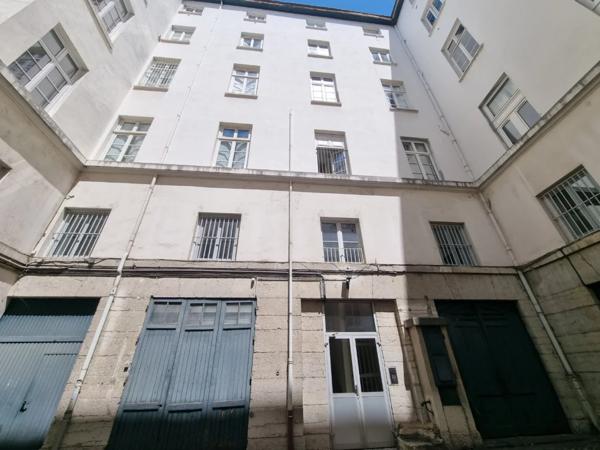 APPARTEMENT T3 A LOUER - LYON 2EME ARRONDISSEMENT Bellecour-Sala 65.03 m 2 1 250 € charges comprises par mois
