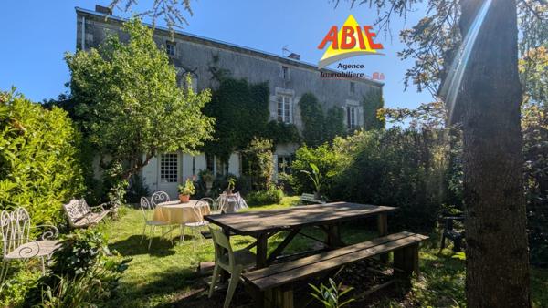 Maison  7 pièce(s)  4 chambre(s)  284 m²