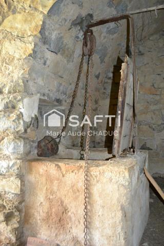 Mazet 90 m2 sur plus de 8 hectares attenants avec puit