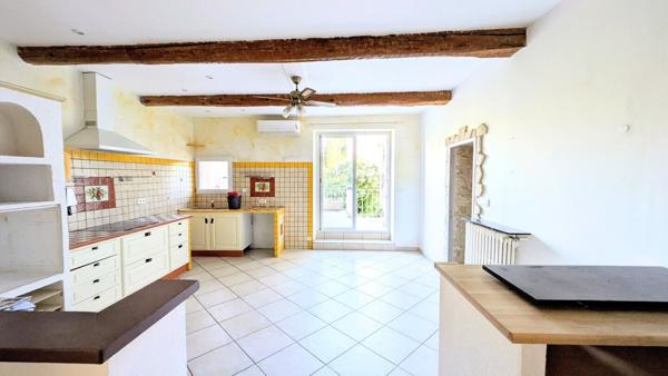 Maison de village avec terrasse, garage et caves