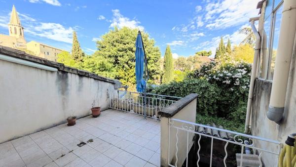 Maison de village avec terrasse, garage et caves
