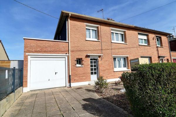 Maison GMF semi-mitoyenne, 3 chambres, stationnement, garage, terrasse, jardin clos, dans un environnement de qualité !