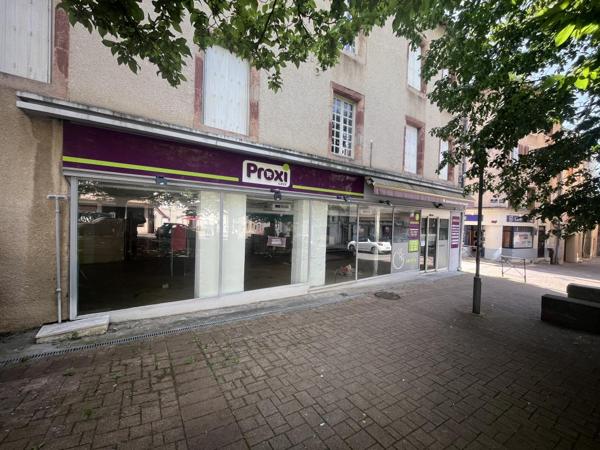 RODEZ, Place de la Madeleine, local commercial en RDC de 236 m² (magasin et arrière boutique)