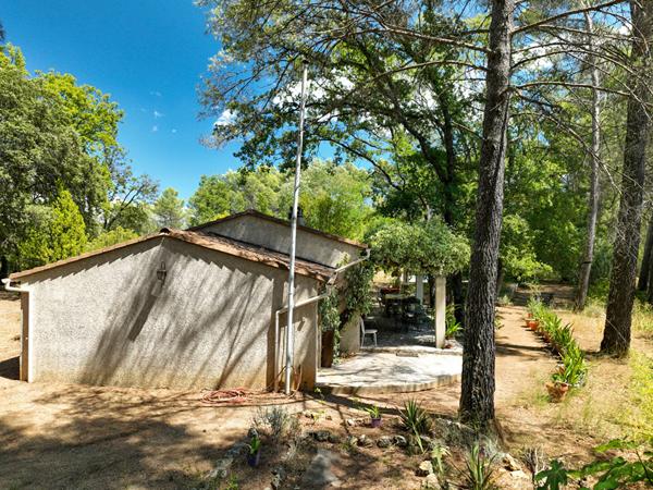 Exclusivité A VENDRE ! Maison de 92 m2 de plain pied + 10m² de dépendance + piscine le tout sur un terrain de 2 hectares!!