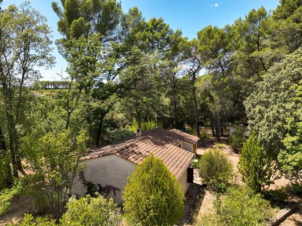 Exclusivité A VENDRE ! Maison de 92 m2 de plain pied + 10m² de dépendance + piscine le tout sur un terrain de 2 hectares!!