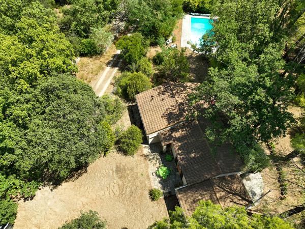 Exclusivité A VENDRE ! Maison de 92 m2 de plain pied + 10m² de dépendance + piscine le tout sur un terrain de 2 hectares!!