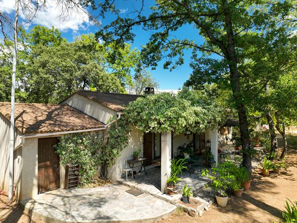 Exclusivité A VENDRE ! Maison de 92 m2 de plain pied + 10m² de dépendance + piscine le tout sur un terrain de 2 hectares!!