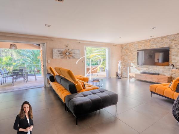 Rognac (13340) VILLA 8 pièces - 291 m2 - Piscine - Garage double