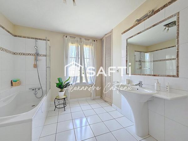 Maison au calme, 5 chambres, bureau, salle cinéma et double garage