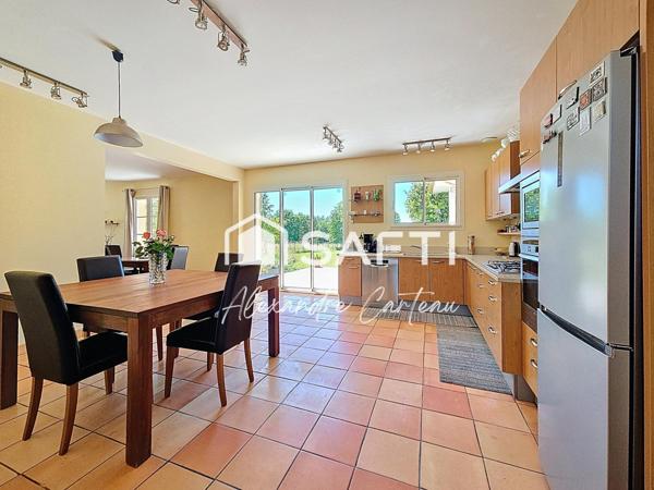 Maison au calme, 5 chambres, bureau, salle cinéma et double garage