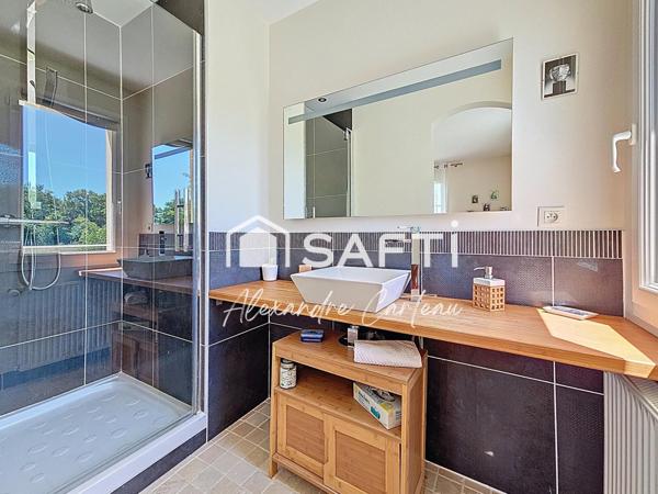 Maison au calme, 5 chambres, bureau, salle cinéma et double garage