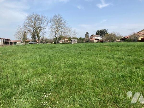 A VILLECOMTAL SUR ARROS, terrain constructible avec vue.