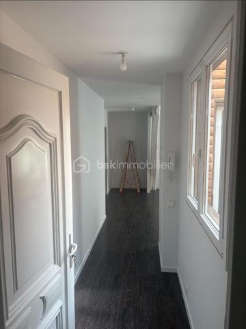 Cet immeuble de 6 appartements et un garage.
 4 appartements conventionnés par l'ANAH jusqu'à fin 2027.

1 immeuble : 1 studio (à louer environ 375€ par mois) NON CONVENTIONNÉ à remettre au goût du jour.
1 T3 déjà loué 383.83€ NON CONVENTIONNÉ, bon état.
1 T3 déjà loué 429.83€ CONVENTIONNÉ, bon état (travaux : 1 salle d'eau).

2ème immeuble : 

Trois T3 loués 376.25€, 421.81€, 475.73€ CONVENTIONNÉS.
Travaux à revoir (des Velux).
Ainsi qu'un garage loué 540€ NON CONVENTIONNÉ. 
Foncier 6350€
Bon secteur : Adresse rue de la republique 
Une visite ? Contactez-moi !