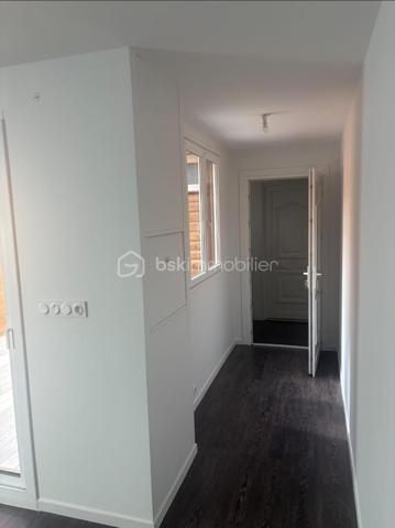 Cet immeuble de 6 appartements et un garage.
 4 appartements conventionnés par l'ANAH jusqu'à fin 2027.

1 immeuble : 1 studio (à louer environ 375€ par mois) NON CONVENTIONNÉ à remettre au goût du jour.
1 T3 déjà loué 383.83€ NON CONVENTIONNÉ, bon état.
1 T3 déjà loué 429.83€ CONVENTIONNÉ, bon état (travaux : 1 salle d'eau).

2ème immeuble : 

Trois T3 loués 376.25€, 421.81€, 475.73€ CONVENTIONNÉS.
Travaux à revoir (des Velux).
Ainsi qu'un garage loué 540€ NON CONVENTIONNÉ. 
Foncier 6350€
Bon secteur : Adresse rue de la republique 
Une visite ? Contactez-moi !