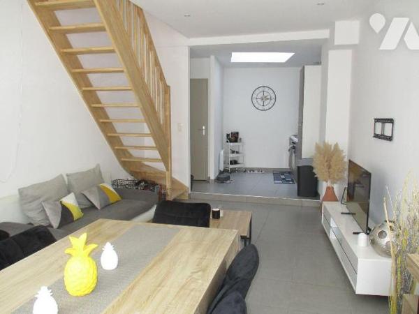 SPECIAL INVESTISSEUR au coeur du centre ville de BERGUES, immeuble de rapport mixte présente 
...