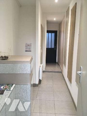 SPECIAL INVESTISSEUR au coeur du centre ville de BERGUES, immeuble de rapport mixte présente 
...