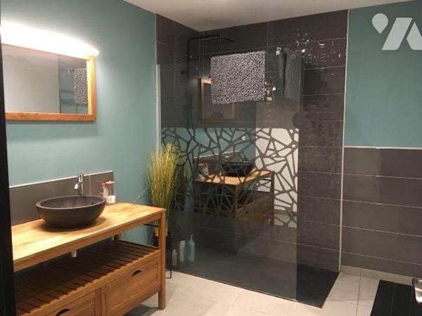 SPECIAL INVESTISSEUR au coeur du centre ville de BERGUES, immeuble de rapport mixte présente 
...