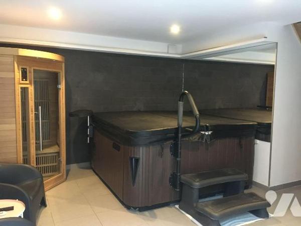 SPECIAL INVESTISSEUR au coeur du centre ville de BERGUES, immeuble de rapport mixte présente 
...