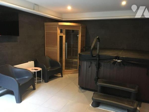 SPECIAL INVESTISSEUR au coeur du centre ville de BERGUES, immeuble de rapport mixte présente 
...