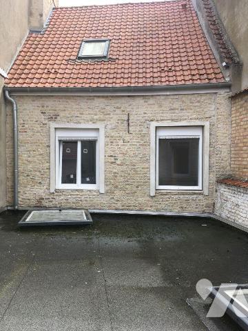 SPECIAL INVESTISSEUR au coeur du centre ville de BERGUES, immeuble de rapport mixte présente 
...