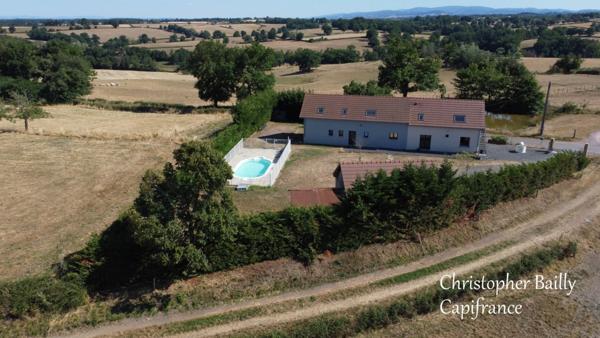 Belle longère récemment rénovée, avec de beaux volumes, sur un terrain de 2 hectares.