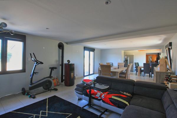 Belle longère récemment rénovée, avec de beaux volumes, sur un terrain de 2 hectares.