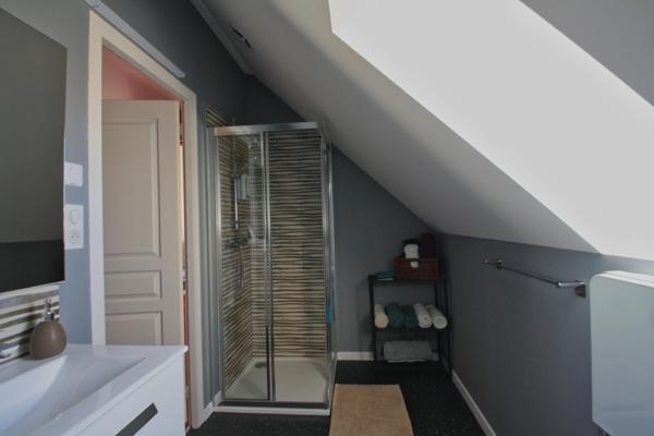 Belle longère récemment rénovée, avec de beaux volumes, sur un terrain de 2 hectares.