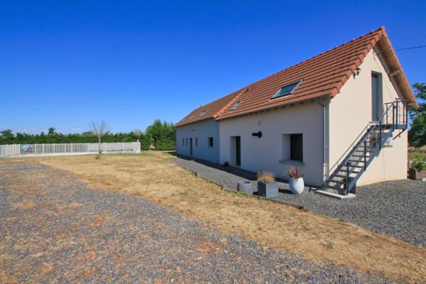 Belle longère récemment rénovée, avec de beaux volumes, sur un terrain de 2 hectares.