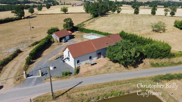 Belle longère récemment rénovée, avec de beaux volumes, sur un terrain de 2 hectares.
