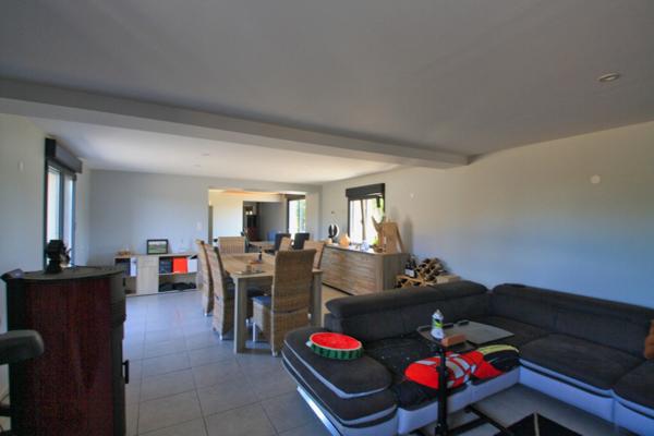 Belle longère récemment rénovée, avec de beaux volumes, sur un terrain de 2 hectares.