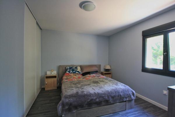 Belle longère récemment rénovée, avec de beaux volumes, sur un terrain de 2 hectares.