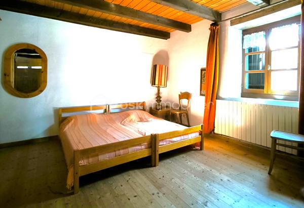 Découvrez cette superbe maison datant d'environ 1850, offrant une atmosphère chaleureuse et pleine de caractère. Située dans un cadre paisible, elle garantit un style de vie serein avec une connectivité avec la nature.

Dotée d'une surface habitable de 98 m², cette maison offre 2 grandes chambres ( possibilité d'une troisième).D'une véranda de 8m2 et d'un sous toit d'environ 40m2 aménageable. Profitez de l'agréable terrain de 1849m2, sur lequel vous trouverez une grange avec actuellement un garage de 17m2, une cave et un atelier le tout pour 25m2, à l'étage, 2 pièces représentant 39m2 avec normalement la possibilité de la réhabilitée en habitation ( en attente de la réponse de la Mairie ). Les espaces extérieurs incluent également une biodiversité.

Des photos supplémentaires seront mises en ligne dans un future proche. Le DPE sera fait le 20/04/2026

Commodités proches et facilement accessibles, cette maison incarne le charme authentique.