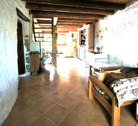 Découvrez cette superbe maison datant d'environ 1850, offrant une atmosphère chaleureuse et pleine de caractère. Située dans un cadre paisible, elle garantit un style de vie serein avec une connectivité avec la nature.

Dotée d'une surface habitable de 98 m², cette maison offre 2 grandes chambres ( possibilité d'une troisième).D'une véranda de 8m2 et d'un sous toit d'environ 40m2 aménageable. Profitez de l'agréable terrain de 1849m2, sur lequel vous trouverez une grange avec actuellement un garage de 17m2, une cave et un atelier le tout pour 25m2, à l'étage, 2 pièces représentant 39m2 avec normalement la possibilité de la réhabilitée en habitation ( en attente de la réponse de la Mairie ). Les espaces extérieurs incluent également une biodiversité.

Des photos supplémentaires seront mises en ligne dans un future proche. Le DPE sera fait le 20/04/2026

Commodités proches et facilement accessibles, cette maison incarne le charme authentique.