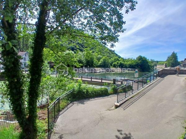 Venez découvrir dans une ambiance chaleureuse votre futur appartement type 3 neuf, situé au premier étage, proche centre-ville (tarragnoz) et son environnement sympa, avec la véloroute à proximité, pour faire des ballades à pieds ou en vélo....
Imaginez vous.....dans cet appartement qui vous propose: une entrée avec une porte blindée, possible d'aménager un placard à l'entrée, votre espace de vie avec son accès sur une terrasse de 10m2 et sa vue sur le bassin, deux chambres spacieuses, une salle d'eau équipée avec douche, un cabinet de toilette et lave-main.
Votre appartement possède un chauffage individuel en aérothermie+ clim réversible en basse consommation, une place de parking privative dans cour et des frais de notaire réduit, honoraires inclus charge vendeur.
Pour information, les photos en annonce sont du home-staging virtuel d'aménagement intérieur pour un visuel meublé.
Renseignements et rendez vous du lundi au samedi de 8h à 20 h