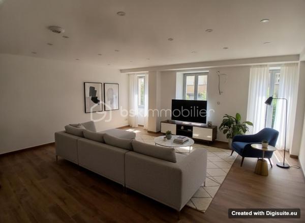 Venez découvrir dans une ambiance chaleureuse votre futur appartement type 3 neuf, situé au premier étage, proche centre-ville (tarragnoz) et son environnement sympa, avec la véloroute à proximité, pour faire des ballades à pieds ou en vélo....
Imaginez vous.....dans cet appartement qui vous propose: une entrée avec une porte blindée, possible d'aménager un placard à l'entrée, votre espace de vie avec son accès sur une terrasse de 10m2 et sa vue sur le bassin, deux chambres spacieuses, une salle d'eau équipée avec douche, un cabinet de toilette et lave-main.
Votre appartement possède un chauffage individuel en aérothermie+ clim réversible en basse consommation, une place de parking privative dans cour et des frais de notaire réduit, honoraires inclus charge vendeur.
Pour information, les photos en annonce sont du home-staging virtuel d'aménagement intérieur pour un visuel meublé.
Renseignements et rendez vous du lundi au samedi de 8h à 20 h
