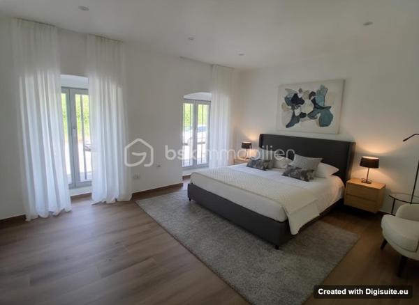 Venez découvrir dans une ambiance chaleureuse votre futur appartement type 3 neuf, situé au premier étage, proche centre-ville (tarragnoz) et son environnement sympa, avec la véloroute à proximité, pour faire des ballades à pieds ou en vélo....
Imaginez vous.....dans cet appartement qui vous propose: une entrée avec une porte blindée, possible d'aménager un placard à l'entrée, votre espace de vie avec son accès sur une terrasse de 10m2 et sa vue sur le bassin, deux chambres spacieuses, une salle d'eau équipée avec douche, un cabinet de toilette et lave-main.
Votre appartement possède un chauffage individuel en aérothermie+ clim réversible en basse consommation, une place de parking privative dans cour et des frais de notaire réduit, honoraires inclus charge vendeur.
Pour information, les photos en annonce sont du home-staging virtuel d'aménagement intérieur pour un visuel meublé.
Renseignements et rendez vous du lundi au samedi de 8h à 20 h