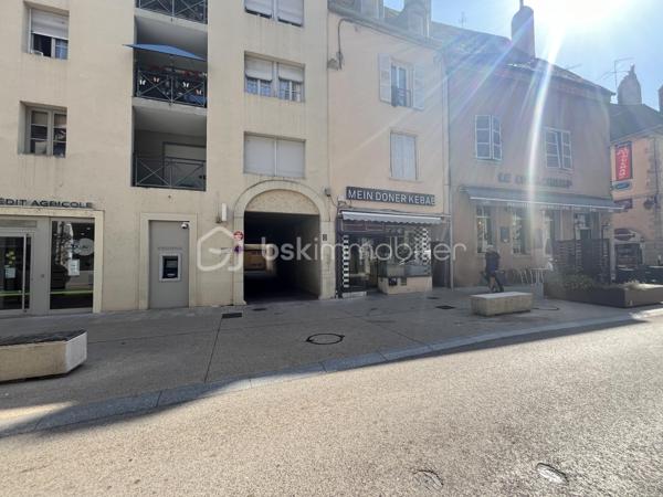 Auxonne : rue Antoine Masson, en plein centre ville, emplacement idéal, dynamique et bonne rentabilité. 
Immeuble complet en monopropriété sur 3 étages comprenant 6 appartements et 1 commerce. 
Revenus locatifs annuel ( sous réserve que tout soit loué) 42 600 euros charges comprises soit 40 920 euros / an Hors charges. 
Taxe foncière 3000 euros. Assurance immeuble : 800 euros / an. Gestion locative en direct
Chaque appartement est loué avec un forfait de 20 euros de charges/mois pour l'eau froide. Il n'y pas de compteur individuels, ni régularisation annuelle. Un seul compteur pour l'immeuble. 
Tous les appartement fonctionnent individuellement à l'électricité ( chauffage et eau chaude) 

Descriptif de l'immeuble : 
Rez-de-chaussée : Un local commercial actuellement exploité par un Kebab. Loué 600 euros. 
Appartement 1 : T1 bis 35m² actuellement vide à rénover. Dernier loyer 450 euros ( 430 + 20)
Appartement 2 : T2 45 m² loué 480 + 20 euros 
Appartement 3 :  T2 35m² loué 480 + 20 euros. DPE individuel C 
Appartement 4 : T2 35m² loué 480 + 20 euros 
Appartement 5 : T2 30m² loué 430 + 20 euros 
Appartement 6 : T2 47 m² loué 530 + 20 euros DPE individuel C 

DPE collectif immeuble E , cependant les DPE individuels nécessaires pour la location sont C-D. 
Tous les appartements ont été rénovés en 2023 sauf un.