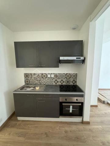 Auxonne : rue Antoine Masson, en plein centre ville, emplacement idéal, dynamique et bonne rentabilité. 
Immeuble complet en monopropriété sur 3 étages comprenant 6 appartements et 1 commerce. 
Revenus locatifs annuel ( sous réserve que tout soit loué) 42 600 euros charges comprises soit 40 920 euros / an Hors charges. 
Taxe foncière 3000 euros. Assurance immeuble : 800 euros / an. Gestion locative en direct
Chaque appartement est loué avec un forfait de 20 euros de charges/mois pour l'eau froide. Il n'y pas de compteur individuels, ni régularisation annuelle. Un seul compteur pour l'immeuble. 
Tous les appartement fonctionnent individuellement à l'électricité ( chauffage et eau chaude) 

Descriptif de l'immeuble : 
Rez-de-chaussée : Un local commercial actuellement exploité par un Kebab. Loué 600 euros. 
Appartement 1 : T1 bis 35m² actuellement vide à rénover. Dernier loyer 450 euros ( 430 + 20)
Appartement 2 : T2 45 m² loué 480 + 20 euros 
Appartement 3 :  T2 35m² loué 480 + 20 euros. DPE individuel C 
Appartement 4 : T2 35m² loué 480 + 20 euros 
Appartement 5 : T2 30m² loué 430 + 20 euros 
Appartement 6 : T2 47 m² loué 530 + 20 euros DPE individuel C 

DPE collectif immeuble E , cependant les DPE individuels nécessaires pour la location sont C-D. 
Tous les appartements ont été rénovés en 2023 sauf un.