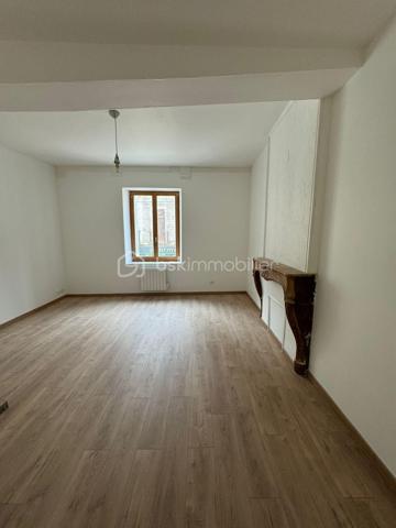 Auxonne : rue Antoine Masson, en plein centre ville, emplacement idéal, dynamique et bonne rentabilité. 
Immeuble complet en monopropriété sur 3 étages comprenant 6 appartements et 1 commerce. 
Revenus locatifs annuel ( sous réserve que tout soit loué) 42 600 euros charges comprises soit 40 920 euros / an Hors charges. 
Taxe foncière 3000 euros. Assurance immeuble : 800 euros / an. Gestion locative en direct
Chaque appartement est loué avec un forfait de 20 euros de charges/mois pour l'eau froide. Il n'y pas de compteur individuels, ni régularisation annuelle. Un seul compteur pour l'immeuble. 
Tous les appartement fonctionnent individuellement à l'électricité ( chauffage et eau chaude) 

Descriptif de l'immeuble : 
Rez-de-chaussée : Un local commercial actuellement exploité par un Kebab. Loué 600 euros. 
Appartement 1 : T1 bis 35m² actuellement vide à rénover. Dernier loyer 450 euros ( 430 + 20)
Appartement 2 : T2 45 m² loué 480 + 20 euros 
Appartement 3 :  T2 35m² loué 480 + 20 euros. DPE individuel C 
Appartement 4 : T2 35m² loué 480 + 20 euros 
Appartement 5 : T2 30m² loué 430 + 20 euros 
Appartement 6 : T2 47 m² loué 530 + 20 euros DPE individuel C 

DPE collectif immeuble E , cependant les DPE individuels nécessaires pour la location sont C-D. 
Tous les appartements ont été rénovés en 2023 sauf un.