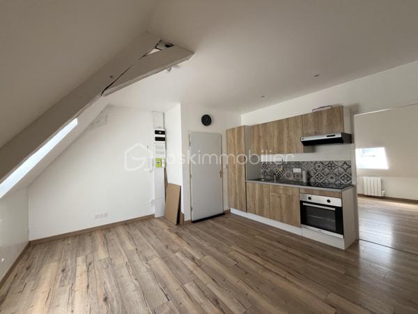 Auxonne : rue Antoine Masson, en plein centre ville, emplacement idéal, dynamique et bonne rentabilité. 
Immeuble complet en monopropriété sur 3 étages comprenant 6 appartements et 1 commerce. 
Revenus locatifs annuel ( sous réserve que tout soit loué) 42 600 euros charges comprises soit 40 920 euros / an Hors charges. 
Taxe foncière 3000 euros. Assurance immeuble : 800 euros / an. Gestion locative en direct
Chaque appartement est loué avec un forfait de 20 euros de charges/mois pour l'eau froide. Il n'y pas de compteur individuels, ni régularisation annuelle. Un seul compteur pour l'immeuble. 
Tous les appartement fonctionnent individuellement à l'électricité ( chauffage et eau chaude) 

Descriptif de l'immeuble : 
Rez-de-chaussée : Un local commercial actuellement exploité par un Kebab. Loué 600 euros. 
Appartement 1 : T1 bis 35m² actuellement vide à rénover. Dernier loyer 450 euros ( 430 + 20)
Appartement 2 : T2 45 m² loué 480 + 20 euros 
Appartement 3 :  T2 35m² loué 480 + 20 euros. DPE individuel C 
Appartement 4 : T2 35m² loué 480 + 20 euros 
Appartement 5 : T2 30m² loué 430 + 20 euros 
Appartement 6 : T2 47 m² loué 530 + 20 euros DPE individuel C 

DPE collectif immeuble E , cependant les DPE individuels nécessaires pour la location sont C-D. 
Tous les appartements ont été rénovés en 2023 sauf un.