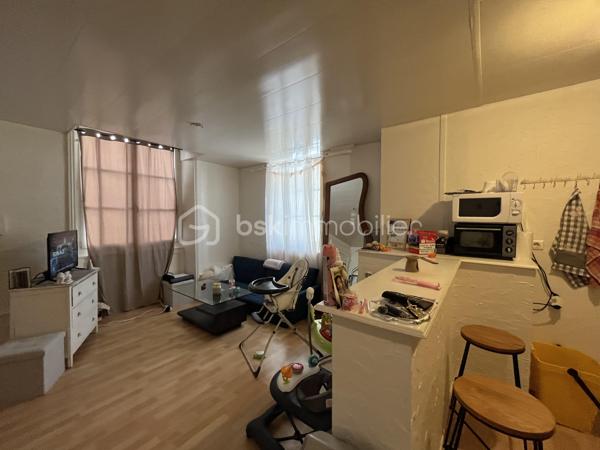 Auxonne : rue Antoine Masson, en plein centre ville, emplacement idéal, dynamique et bonne rentabilité. 
Immeuble complet en monopropriété sur 3 étages comprenant 6 appartements et 1 commerce. 
Revenus locatifs annuel ( sous réserve que tout soit loué) 42 600 euros charges comprises soit 40 920 euros / an Hors charges. 
Taxe foncière 3000 euros. Assurance immeuble : 800 euros / an. Gestion locative en direct
Chaque appartement est loué avec un forfait de 20 euros de charges/mois pour l'eau froide. Il n'y pas de compteur individuels, ni régularisation annuelle. Un seul compteur pour l'immeuble. 
Tous les appartement fonctionnent individuellement à l'électricité ( chauffage et eau chaude) 

Descriptif de l'immeuble : 
Rez-de-chaussée : Un local commercial actuellement exploité par un Kebab. Loué 600 euros. 
Appartement 1 : T1 bis 35m² actuellement vide à rénover. Dernier loyer 450 euros ( 430 + 20)
Appartement 2 : T2 45 m² loué 480 + 20 euros 
Appartement 3 :  T2 35m² loué 480 + 20 euros. DPE individuel C 
Appartement 4 : T2 35m² loué 480 + 20 euros 
Appartement 5 : T2 30m² loué 430 + 20 euros 
Appartement 6 : T2 47 m² loué 530 + 20 euros DPE individuel C 

DPE collectif immeuble E , cependant les DPE individuels nécessaires pour la location sont C-D. 
Tous les appartements ont été rénovés en 2023 sauf un.